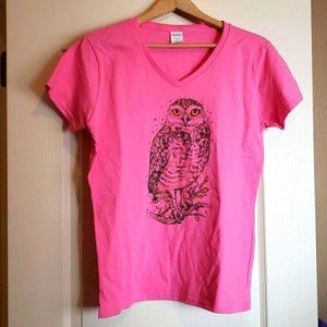 Ladies v-neck owl print tee.
